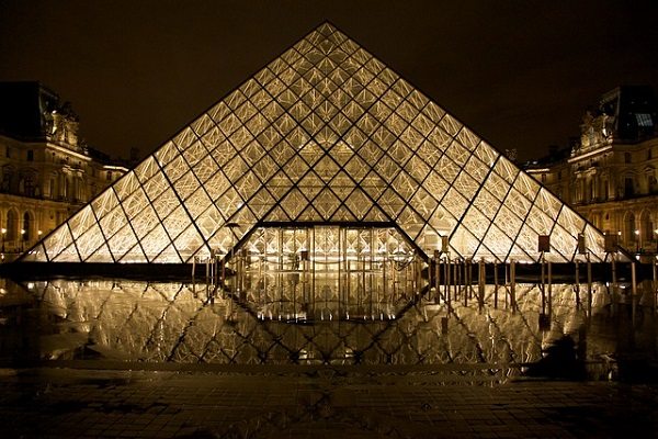 La pirámide del Louvre