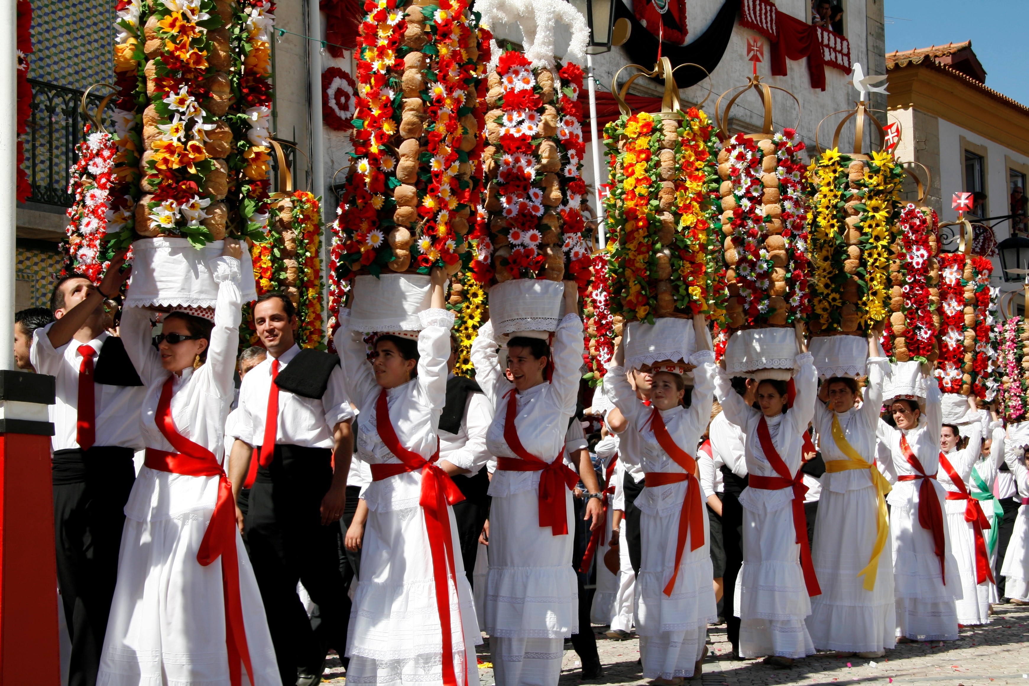 Какие самые популярные праздники. Культура Португалии религиозные праздники. Традиции и обычаи Португалии. Португалия фешта. Праздник Святого Антония в Португалии.